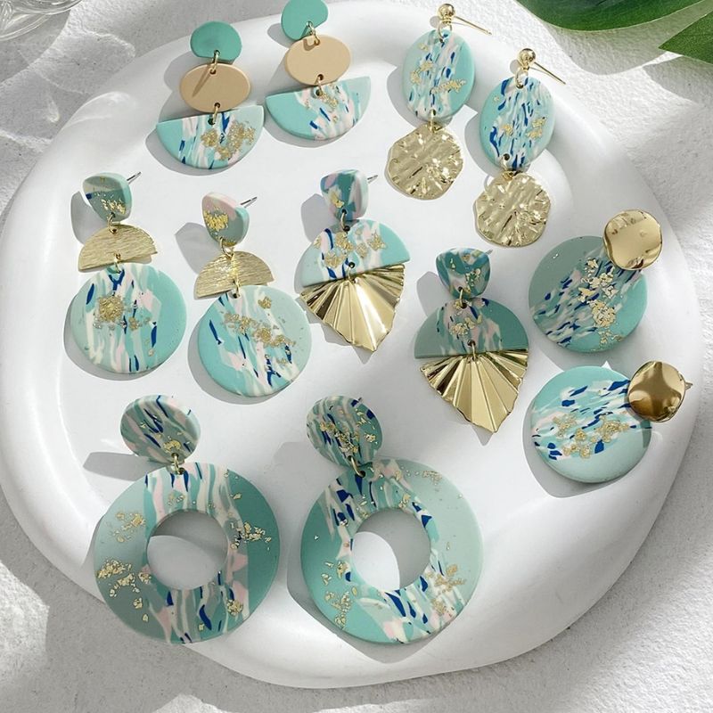 Boucles d'oreilles artisanales en argile polymère marbrée, motif géométrique abstrait, bijoux uniques pour femmes
