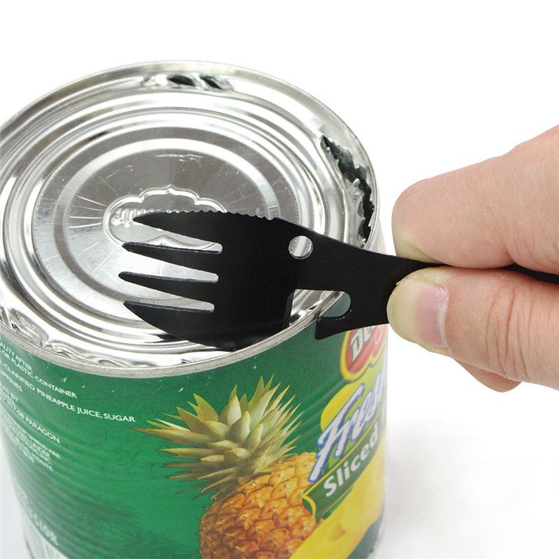 Vue rapprochée de la CUITOCHETTE 6-en-1 - L'outil de survie essentiel pour le camping et les aventures en plein air.