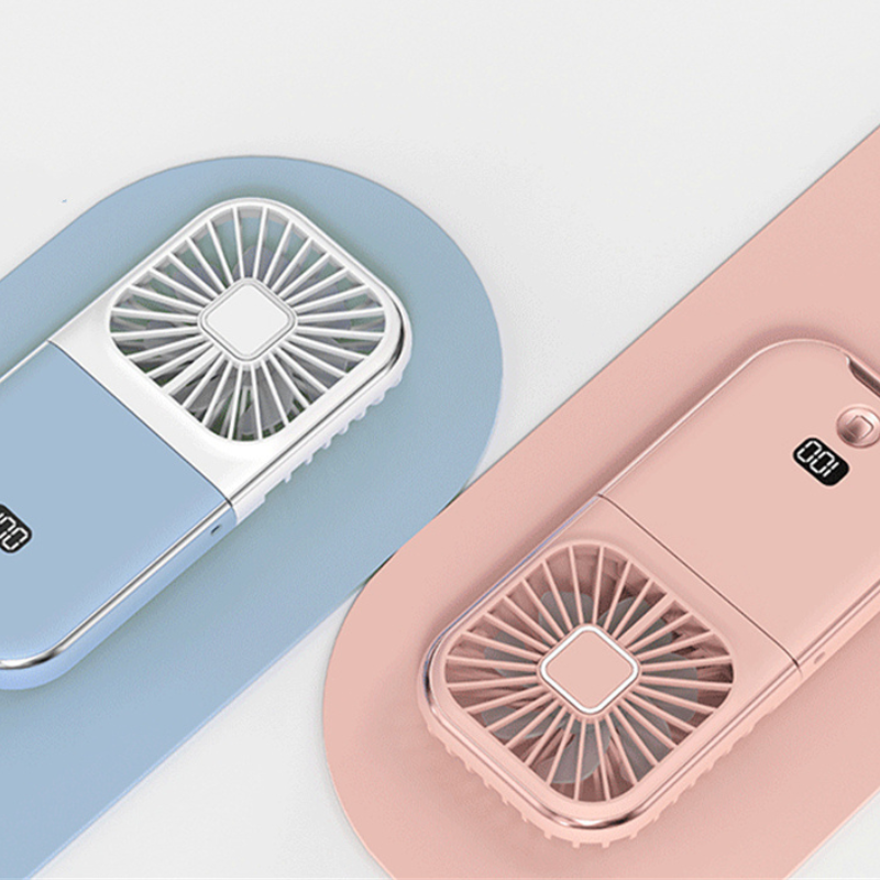Mini ventilateur de poche 2 en 1 portable et rechargeable par USB, parfait pour apporter une brise rafraîchissante lors des longues attentes collection Confort & sécurité de la boutique petites Aventures couleur Blanc- bleu & rose