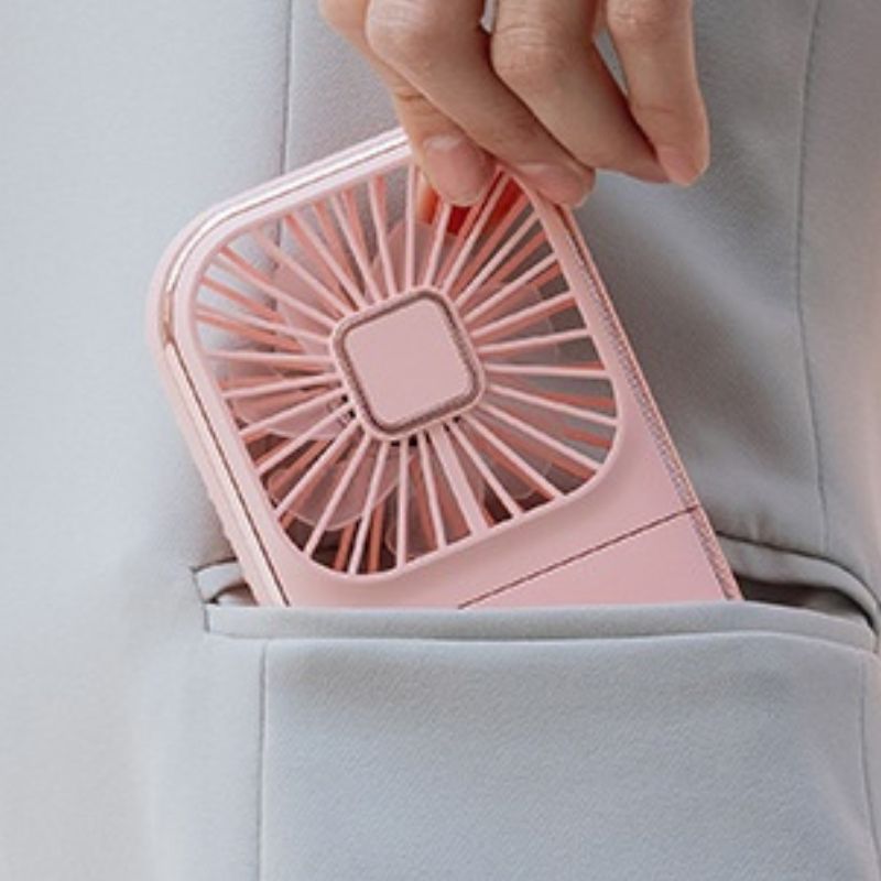 Mini ventilateur de poche 2 en 1 portable et rechargeable par USB, parfait pour apporter une brise rafraîchissante lors des longues attentes collection Confort & sécurité de la boutique petites Aventures couleur Blanc et Noir
