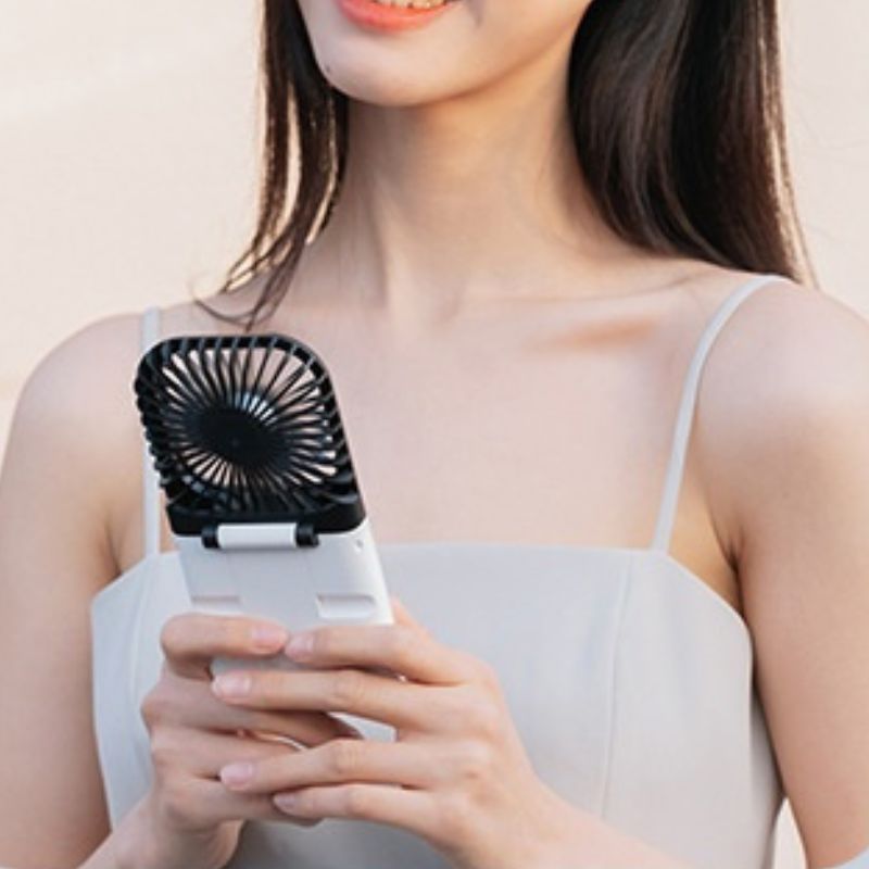 Mini ventilateur de poche 2 en 1 portable et rechargeable par USB, parfait pour apporter une brise rafraîchissante lors des longues attentes collection Confort & sécurité de la boutique petites Aventures couleur Blanc et Noir