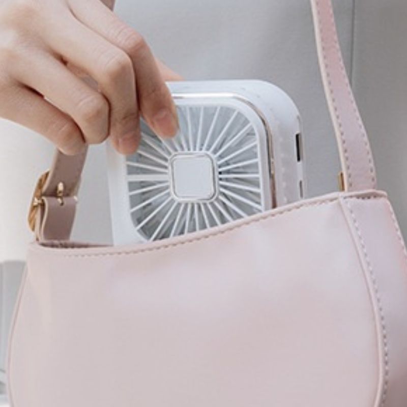 Mini ventilateur de poche 2 en 1 portable et rechargeable par USB, parfait pour apporter une brise rafraîchissante lors des longues attentes collection Confort & sécurité de la boutique petites Aventures couleur Blanc et Noir