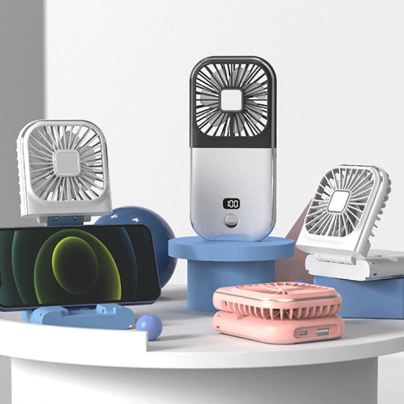 Mini ventilateur de poche 2 en 1 portable et rechargeable par USB, parfait pour apporter une brise rafraîchissante lors des longues attentes collection Confort & sécurité de la boutique petites Aventures couleur avec les 4 couleurs