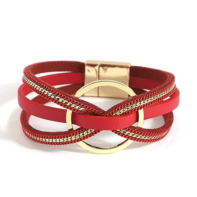 bracelets en cuir couleur rouge croix torsadée cercle doré nœud papillon bijoux de charme fait à la main Summer Chic accessoires féminins tendance estivale bracelets multicouches collection Summer chic de la boutique Petites Aventures