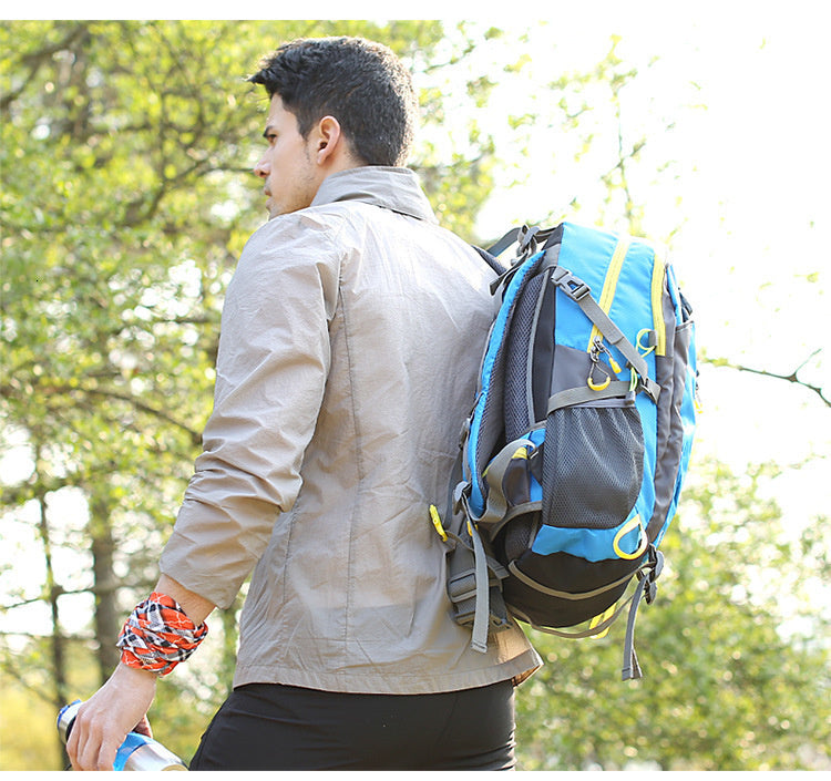 Sac à dos 40L pour montagne et randonnée, étanche et durable, adapté pour hommes et femmes, avec multiples poches et sangles.