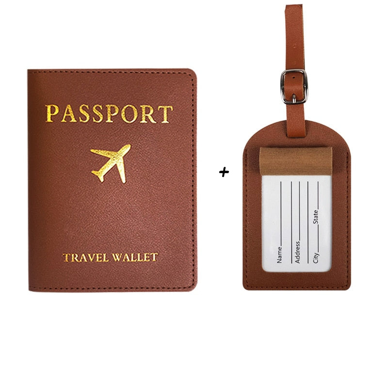 Couverture de passeport en cuir PU élégante et étiquette de bagage, idéale pour organiser et sécuriser vos documents de voyage collection Bagages & Organisation de la boutique Petites Aventures couleur Marron