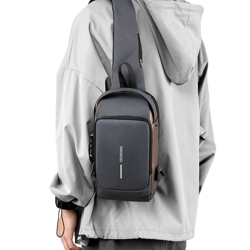 Antivol Sac Poitrine pour homme, idéal pour le voyage, la randonnée, le vélo, le camping et l'excursion, avec port USB et plusieurs poches, imperméable et de couleur noir et brun collection Bagages & Organisation de la boutique Petites Aventures