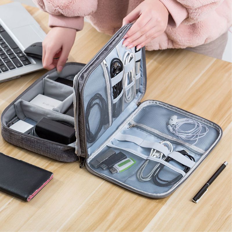 Sac de voyage portable à 3 niveaux, idéal pour ranger les fils USB, la banque d'alimentation, les écouteurs et plus encore, sécurisé avec une fermeture éclair collection Bagages & Organisation de la boutique Petites Aventures couleur gris