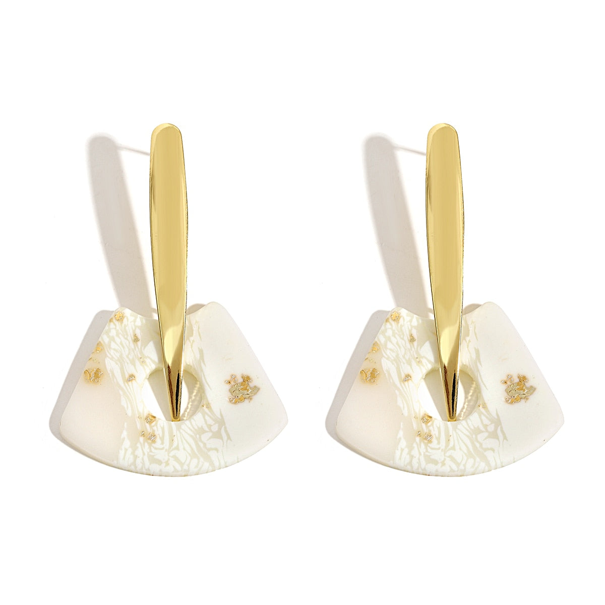 Image de Boucles d'Oreilles Marbre Blanc et Doré faites à la main, couleur or, métal géométrique - Collection Summer & Chic Petites Aventures