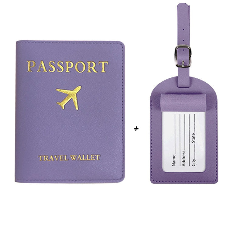 Couverture de passeport en cuir PU élégante et étiquette de bagage, idéale pour organiser et sécuriser vos documents de voyage collection Bagages & Organisation de la boutique Petites Aventures couleur violet