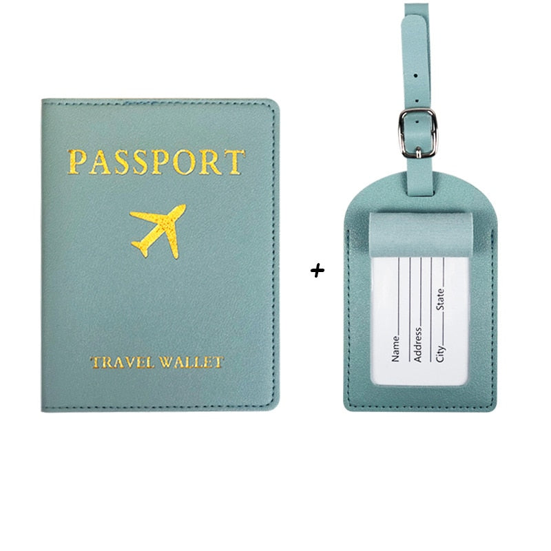 Couverture de passeport en cuir PU élégante et étiquette de bagage, idéale pour organiser et sécuriser vos documents de voyage collection Bagages & Organisation de la boutique Petites Aventures couleur bleu ciel