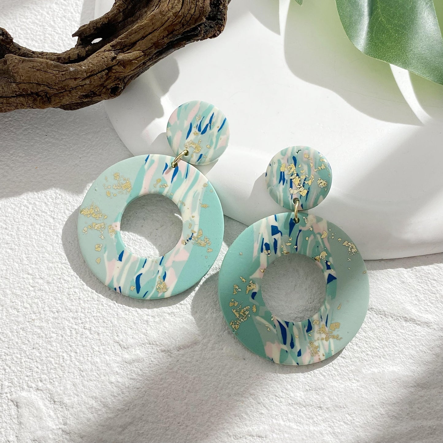 Boucles d'oreilles artisanales en argile polymère marbrée, motif géométrique abstrait, bijoux uniques pour femmes