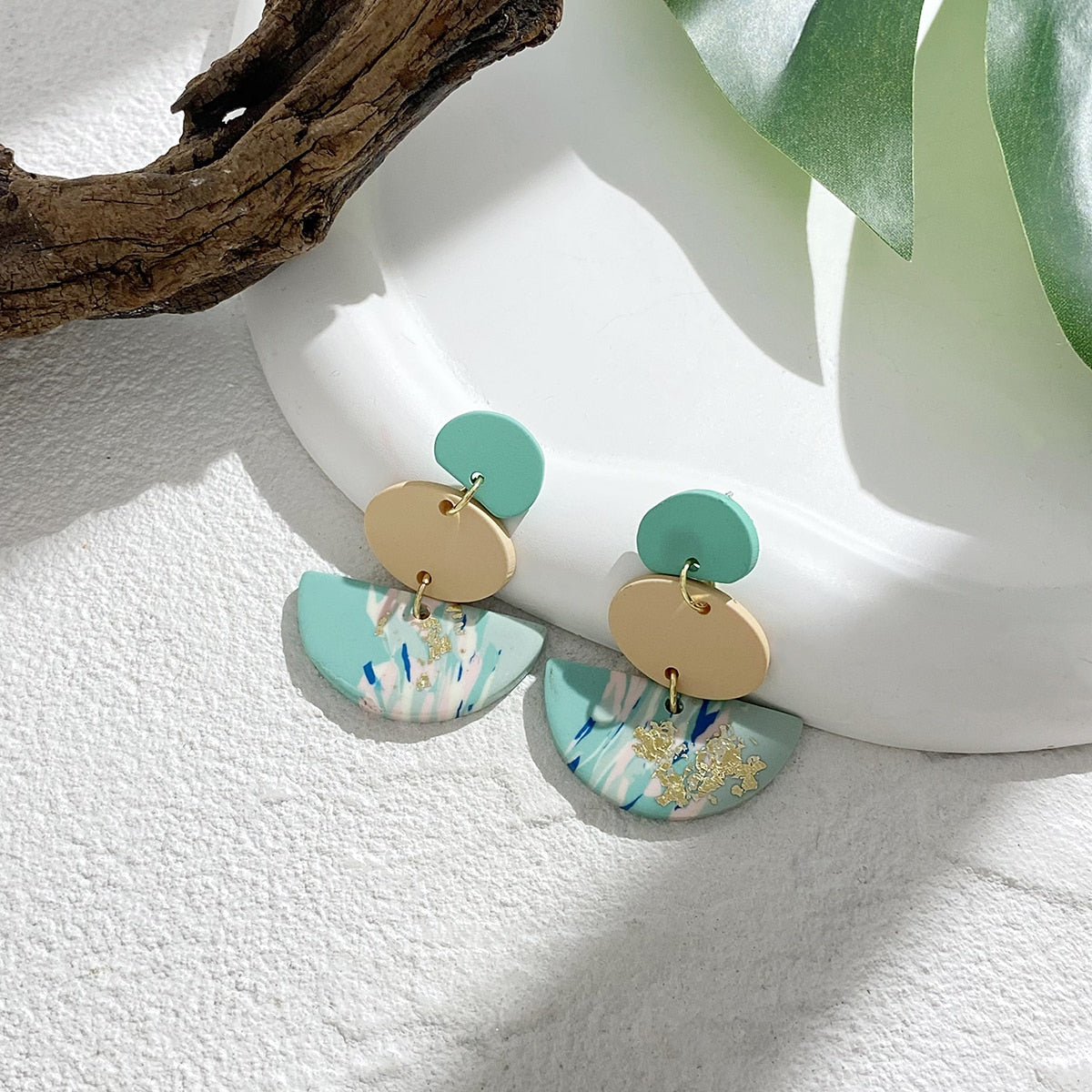 Boucles d'oreilles artisanales en argile polymère marbrée, motif géométrique abstrait, bijoux uniques pour femmes