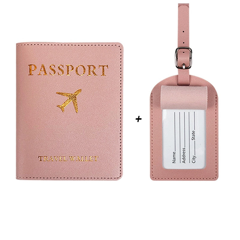 Couverture de passeport en cuir PU élégante et étiquette de bagage, idéale pour organiser et sécuriser vos documents de voyage collection Bagages & Organisation de la boutique Petites Aventures couleur rose