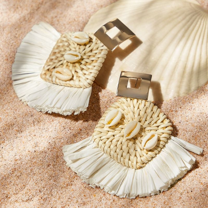 boucles d'oreilles bohèmes, paille, coquillage, fait main, unique, original, été, accessoire, bijoux, collection Summer Chic de la boutique Petites Aventures.