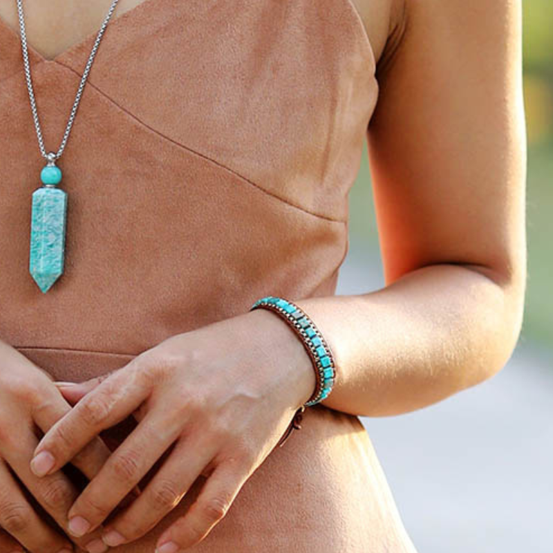 Model turquoise Bracelet en pierre Bracelet tissé à la main Bracelet bohème Bracelet en pierre semi-précieuse Bracelet en pierre turquoise Bracelet style ethnique Bracelet en alliage de zinc Bracelet en chaîne Bijoux pour femmes Accessoire de mode bohème. collection Summer Chic de la boutique Petites Aventures