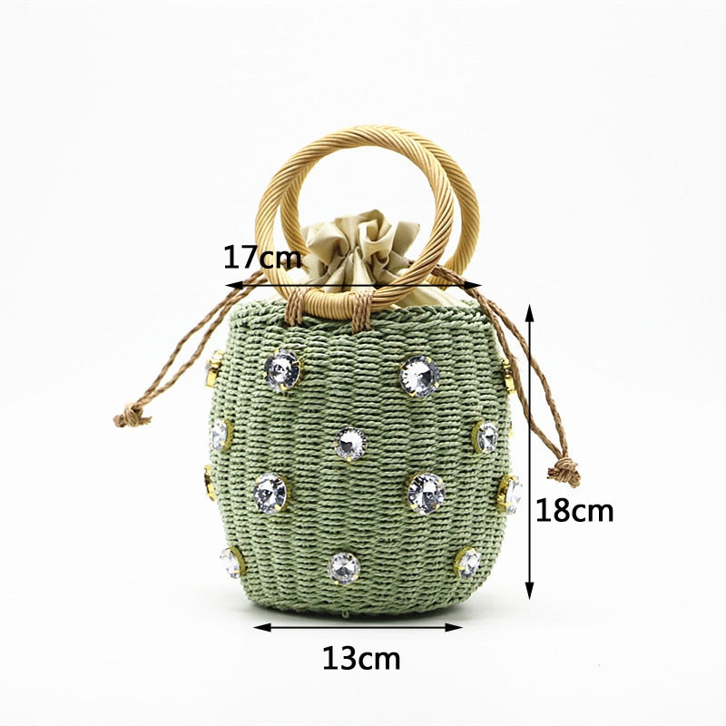 sac en paille couleur vert sac à main de voyage fait main sacs pour femmes sac en cristal petit sac seau sac orné de diamants sac bohème accessoire d'été collection Summer chic de la boutique Petites Aventures
