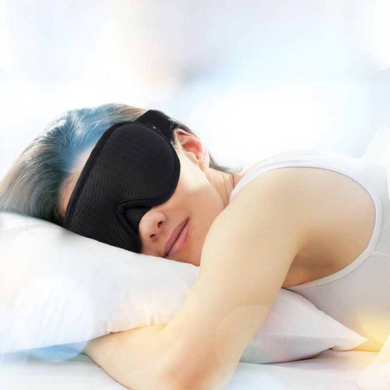 Femme qui dore avec le Masque de sommeil 3D Confort Voyage de couleur blanc de la boutique Petites Aventures Yeux Sommeil réparateur Conception ergonomique Léger Respirant