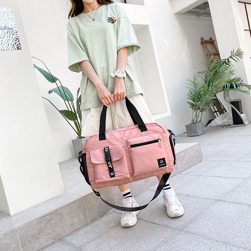 Sac Rose en présentation porter par une femme de la collection bagage voyage de la boutique Petites Aventures Sac de voyage Sac de sport Sac polyvalent Grande capacité Sac à main Sac à bandoulière Accessoires de voyage Accessoires de sport Sac de voyage mixte Sac de sport mixte