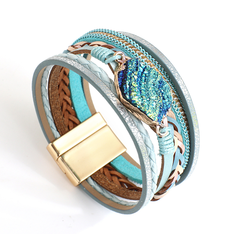 Couleur bleu Bracelet boho Bracelet en cuir Bijoux colorés Breloques tressées Bracelet large Pierres naturelles Style vintage Accessoire d'été Accessoire chic Bracelet pour femmes collection Summer chic de la collection Petites Aventures