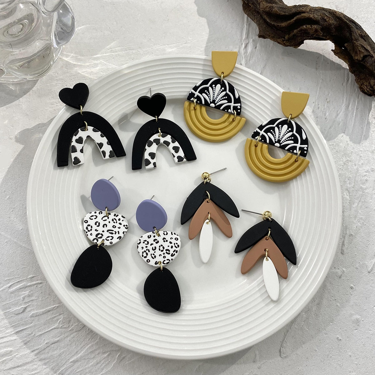 Boucles d'oreilles en acrylique colorées pour femmes avec motif graffiti floral et forme géométrique irrégulière, bijoux de cheminée fait à la main.