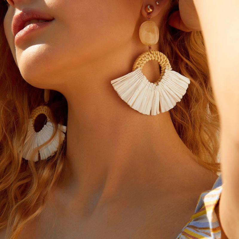 Femme avec Boucle d'oreille collection Summer chic Petites Aventures - boucles d'oreilles, raphia, coquillage, fait main, bohème, ethnique, géométrique, rond, goutte d'eau, bois, bijoux