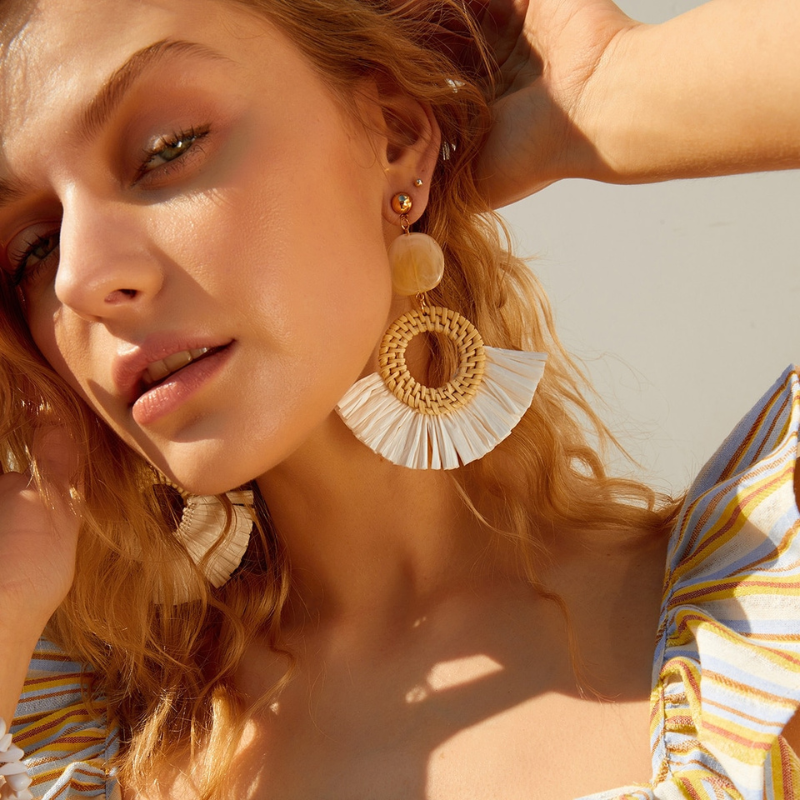 Femme avec les Boucle d'oreille collection Summer chic Petites Aventures - boucles d'oreilles, raphia, coquillage, fait main, bohème, ethnique, géométrique, rond, goutte d'eau, bois, bijoux