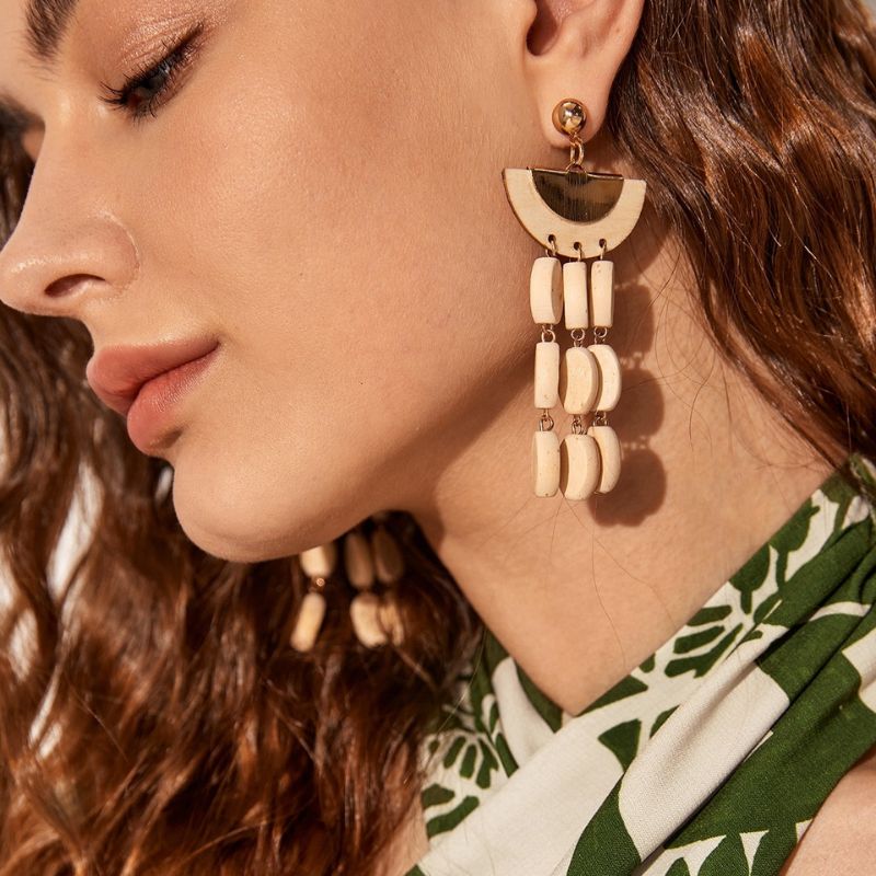 Présentation avec une femme qui porte les Boucles d'oreilles Rotin Bois Fait main Bohème Ethnique Géométrique Bijoux pendants Respectueux de l'environnement Original collection Summer chic de la boutique Petites Aventures