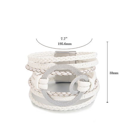 Collection bracelets Summer chic Boutique Petites Aventures couleur Blanc bracelet en cuir tressé à la main bijoux à breloques multicouches Summer Chic accessoire féminin