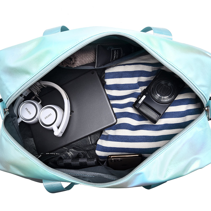 Démonstration du volume avec mise en scène des vêtements du Sac de voyage pour femmes de couleur rose Sac de rangement pour femmes Accessoires de voyage pour femmes Sac à main de voyage Sac de voyage imperméable Sac de voyage lumineux Organisation de voyage pour femmes Collection Boutique Petites Aventures