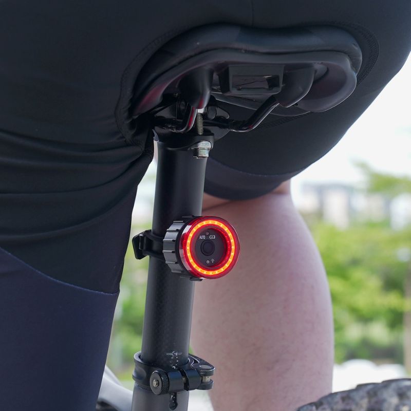 Feu arrière de vélo intelligent offrant une visibilité optimale, une autonomie prolongée et une technologie avancée pour une sécurité maximale sur la route.