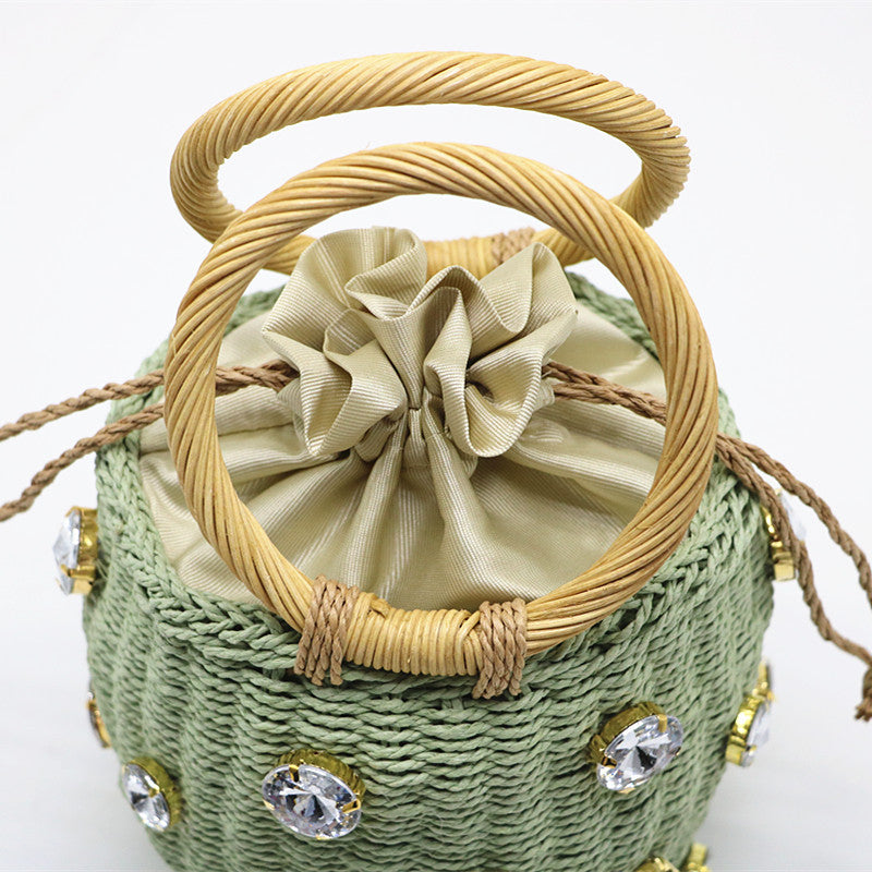 sac en paille couleur vert sac à main de voyage fait main sacs pour femmes sac en cristal petit sac seau sac orné de diamants sac bohème accessoire d'été collection Summer chic de la boutique Petites Aventures