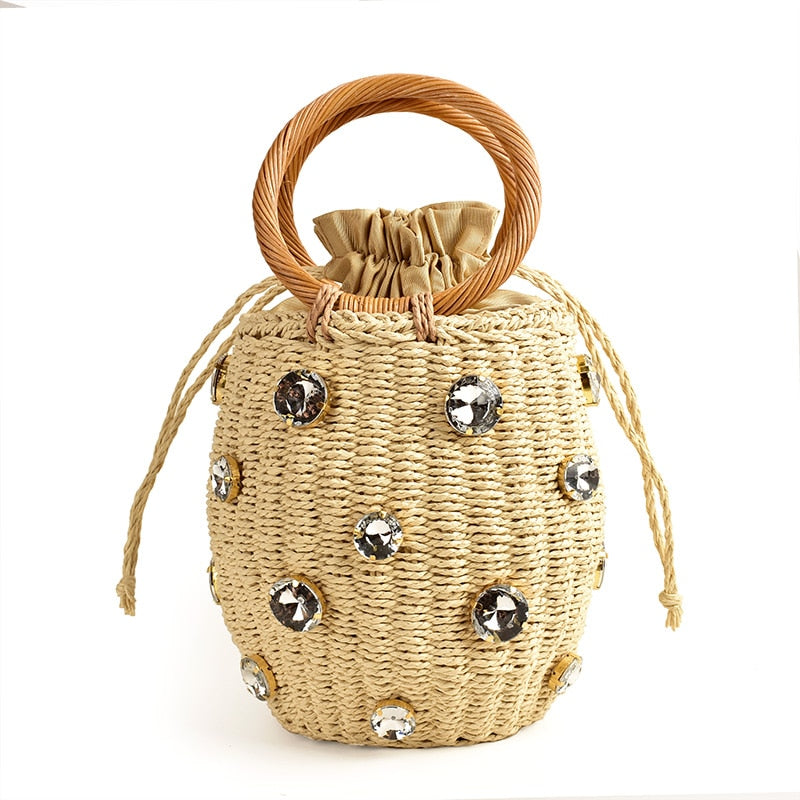 sac en paille couleur beige sac à main de voyage fait main sacs pour femmes sac en cristal petit sac seau sac orné de diamants sac bohème accessoire d'été collection Summer chic de la boutique Petites Aventures