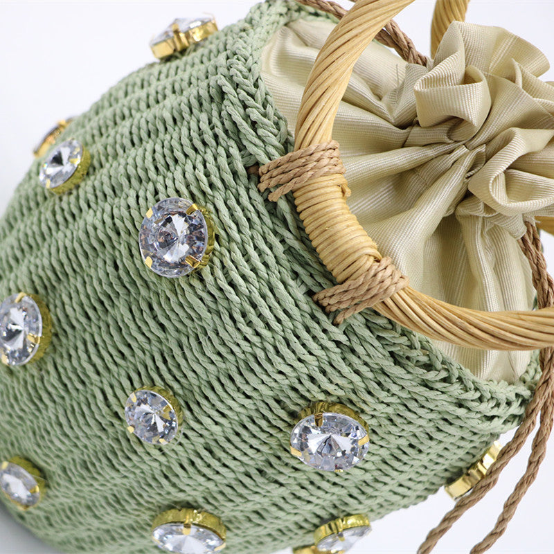 sac en paille couleur vert sac à main de voyage fait main sacs pour femmes sac en cristal petit sac seau sac orné de diamants sac bohème accessoire d'été collection Summer chic de la boutique Petites Aventures