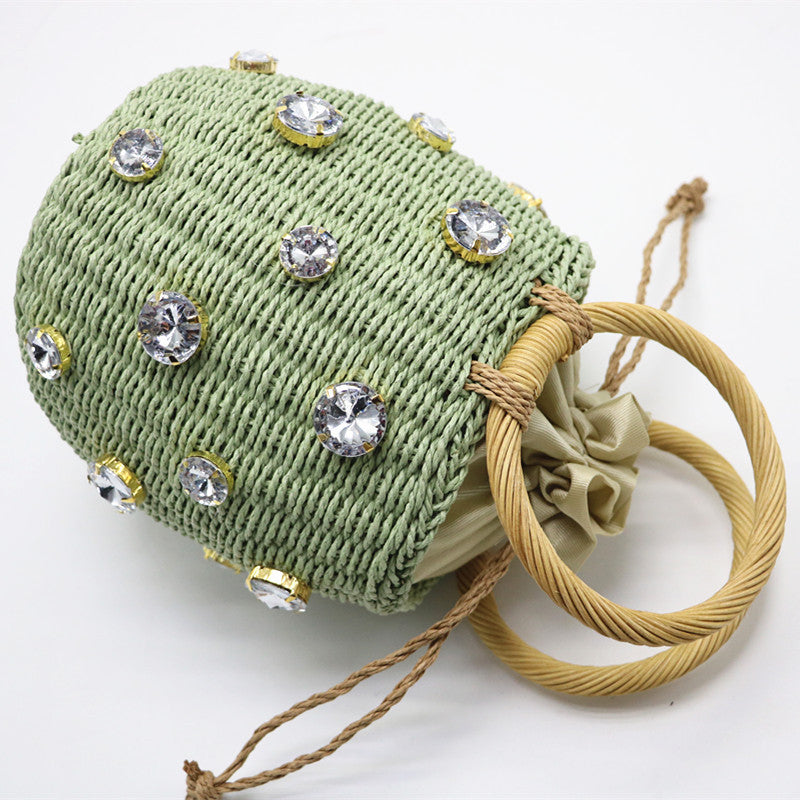sac en paille couleur vert sac à main de voyage fait main sacs pour femmes sac en cristal petit sac seau sac orné de diamants sac bohème accessoire d'été collection Summer chic de la boutique Petites Aventures