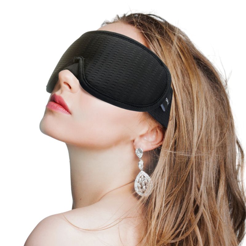 emme qui dore avec le Masque de sommeil 3D Confort Voyage de couleur blanc de la boutique Petites Aventures Yeux Sommeil réparateur Conception ergonomique Léger Respirant