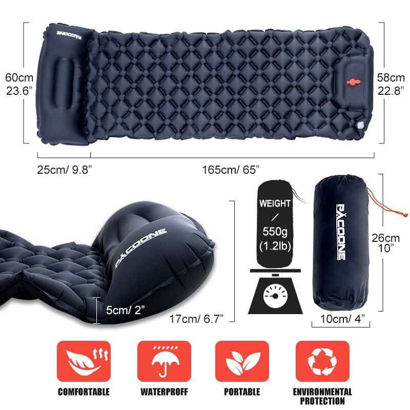 Matelas gonflable de camping bleu avec oreiller intégré et pompe de gonflage pour randonnée en plein air.