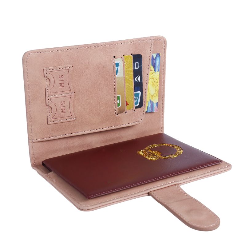 Porte-passeport en cuir élégant pour femmes et hommes, parfait pour organiser vos documents de voyage et cartes de crédit collection Bagages & Organisation de la boutique Petites Aventures couleur Rose
