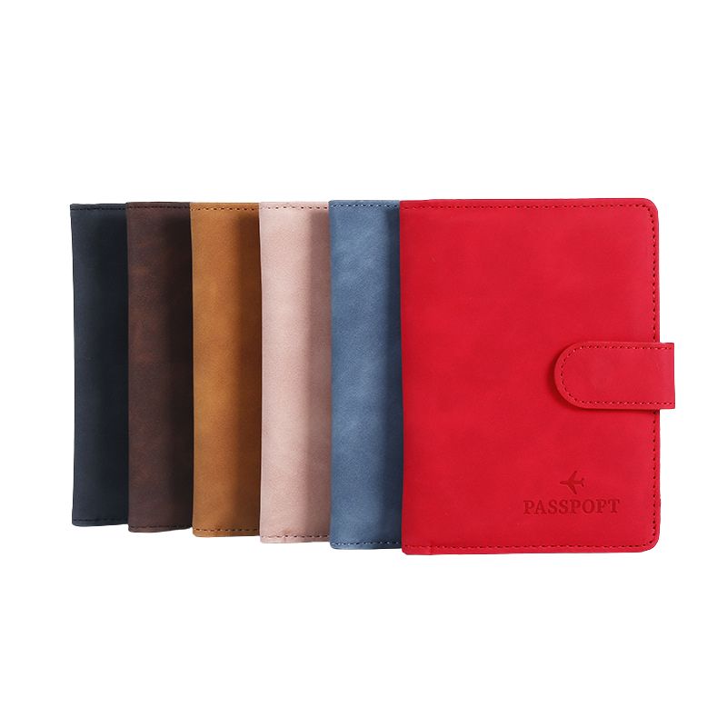 Porte-passeport en cuir élégant pour femmes et hommes, parfait pour organiser vos documents de voyage et cartes de crédit collection Bagages & Organisation de la boutique Petites Aventures de 6 couleurs