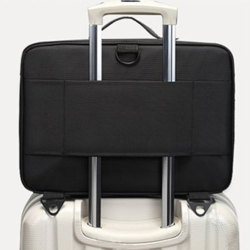 Présentation avec maquillage de la Trousse à cosmétique de couleur Noir sur la valise Trousse de maquillage Accessoire de voyage Trousse de toilette Rangement de maquillage Trousse professionnelle Trousse de rangement lection bagage voyage de la boutique Petites Aventures