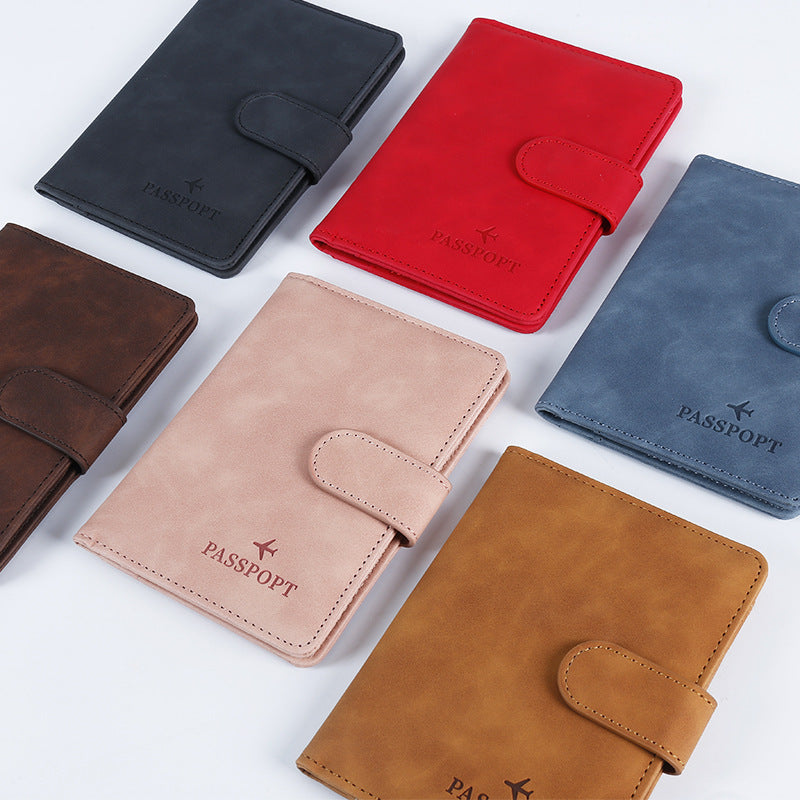 Porte-passeport en cuir élégant pour femmes et hommes, parfait pour organiser vos documents de voyage et cartes de crédit collection Bagages & Organisation de la boutique Petites Aventures de 6 couleurs