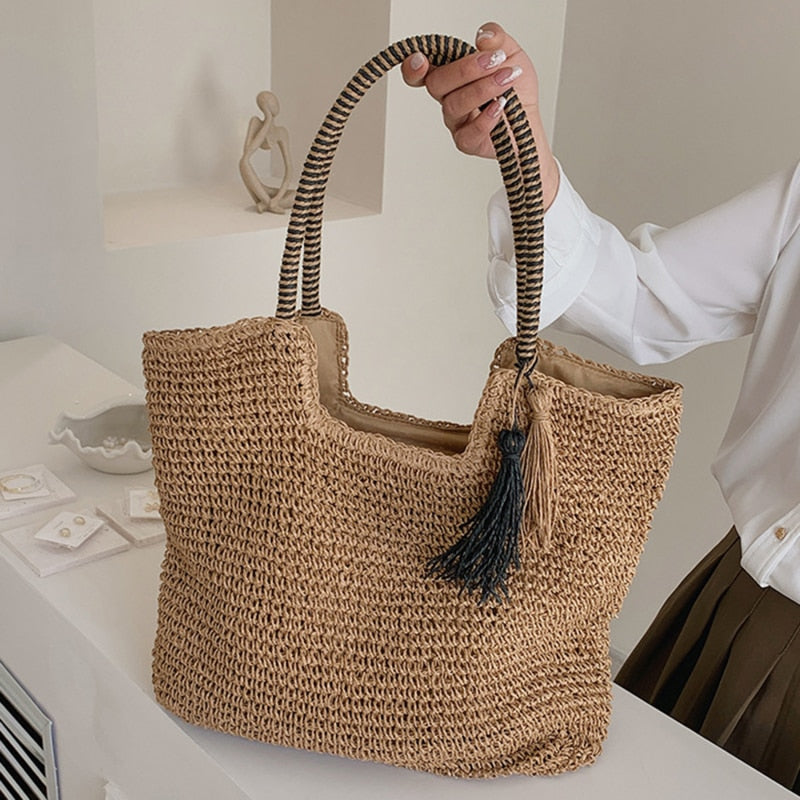 Sac de plage en paille Fourre-tout pour femmes Sacs d'été Accessoires de mode Sacs à main en paille Grand sac de plage Sacs à pompons Sacs de plage pour femmes Tendance plage Sacs de vacances collection Summer chic de la boutique Petites Aventures