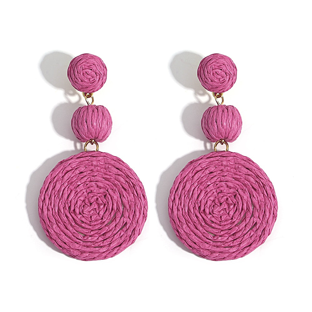 Image de Boucles d'Oreilles Boho en Raphia Rose Rouge , bijoux de plage faits à la main en rotin, pour l'été - Collection Petites Aventures