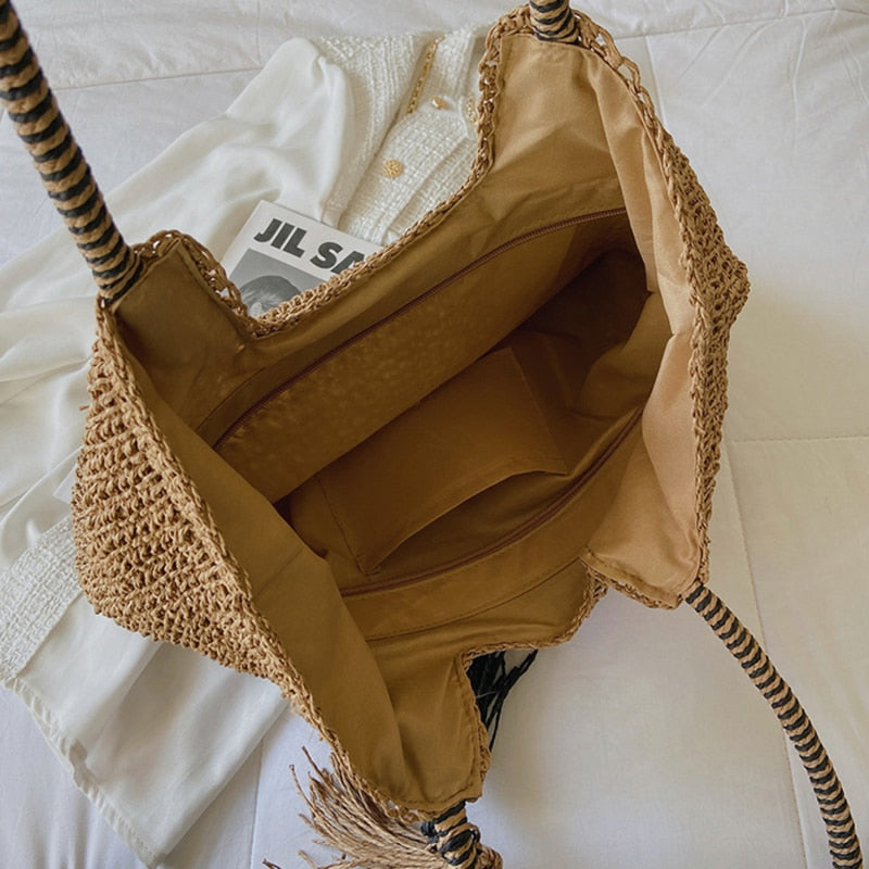 Sac de plage en paille Fourre-tout pour femmes Sacs d'été Accessoires de mode Sacs à main en paille Grand sac de plage Sacs à pompons Sacs de plage pour femmes Tendance plage Sacs de vacances collection Summer chic de la boutique Petites Aventures