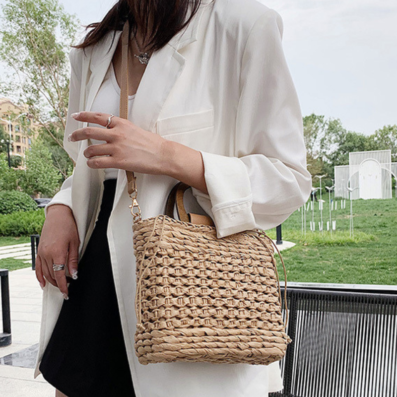 femme qui porte le sac de Couleur Marron Sac à main en paille Sac de plage pour femme Accessoires de plage Sacs à main tendance Sacs d'été Sacs de vacances collection Summer chic de la boutique Petites Aventures