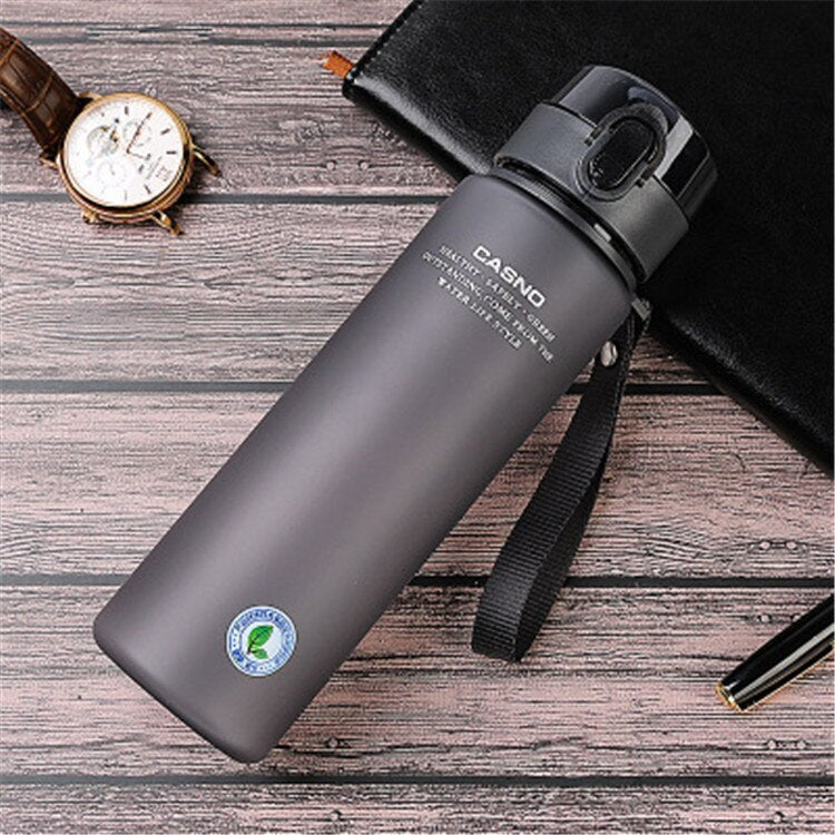 Image d'une bouteille d'eau de sport sans BPA de haute qualité, parfaite pour la randonnée et l'escalade en plein air