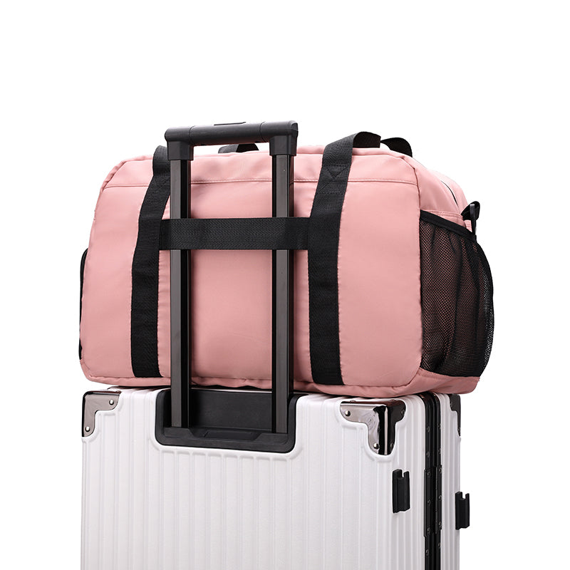 Sac Rose de la collection bagage voyage de la boutique Petites Aventures Sac de voyage Sac de sport Sac polyvalent Grande capacité Sac à main Sac à bandoulière Accessoires de voyage Accessoires de sport Sac de voyage mixte en présentation sur une valise Sac de sport mixte