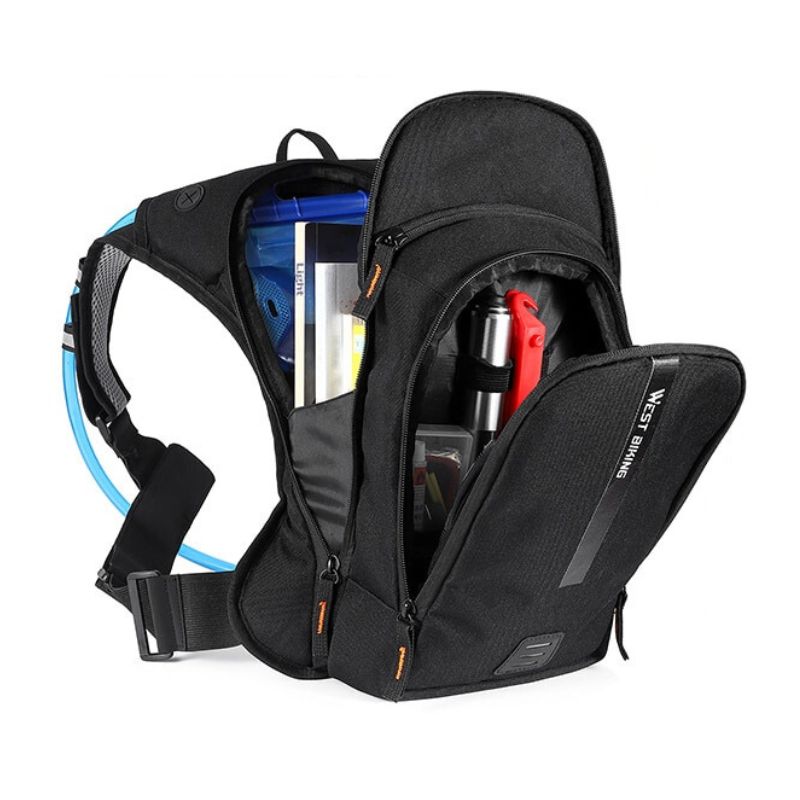 Sac à dos noir de randonnée ergonomique avec système d'hydratation intégré, idéal pour les activités en plein air et les aventures en montagne. collection Montagne & Randonnée de la boutique Petites Aventures