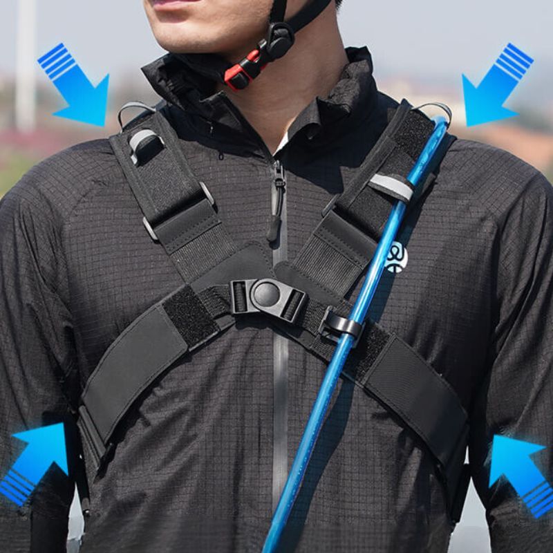 Sac à dos noir de randonnée ergonomique avec système d'hydratation intégré, idéal pour les activités en plein air et les aventures en montagne. collection Montagne & Randonnée de la boutique Petites Aventures