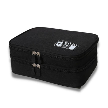 Sac de voyage portable à 3 niveaux, idéal pour ranger les fils USB, la banque d'alimentation, les écouteurs et plus encore, sécurisé avec une fermeture éclair collection Bagages & Organisation de la boutique Petites Aventures couleur Noir